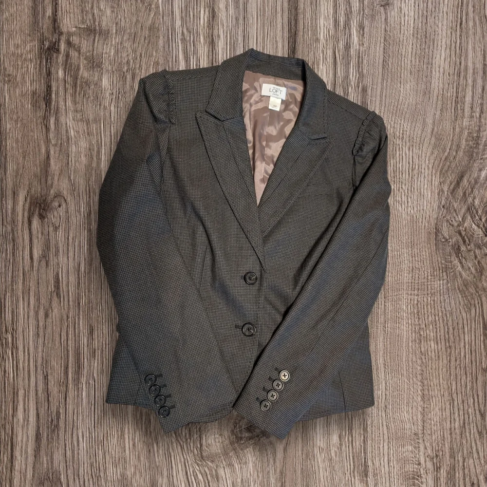 LOFT Gray Blazer with Notched Lapels and Ruffled Shoulders Women's 10 Petite - Picture 1 of 9